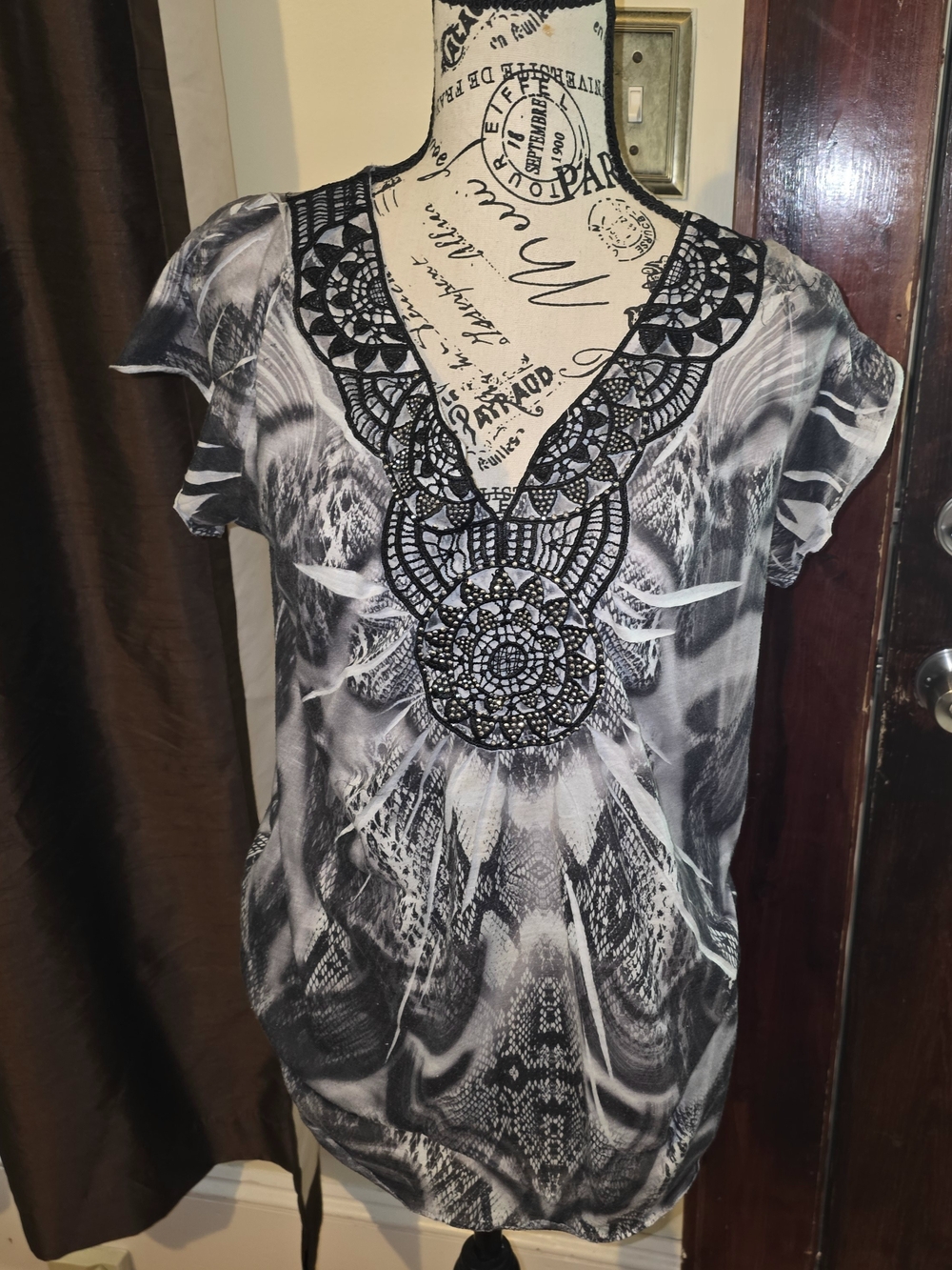 Apt. 9 Black and White Embellished V-Neck Short Sleeve Top XL